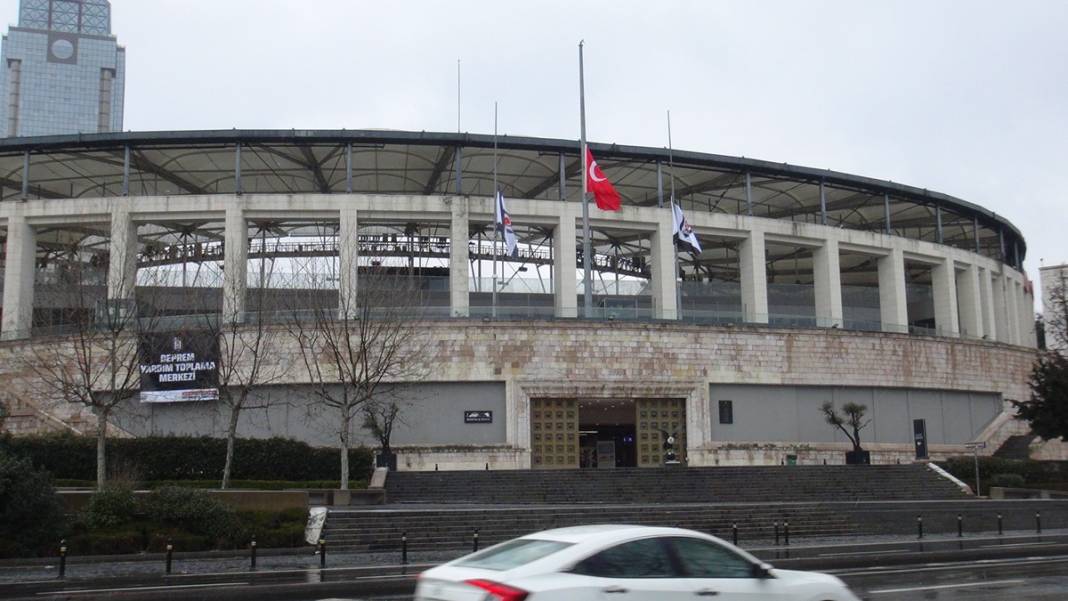 TBMM'deki bütün bayraklar yarıya indirilirken o bayrağa dokunulmadı! Bakın neden... 13